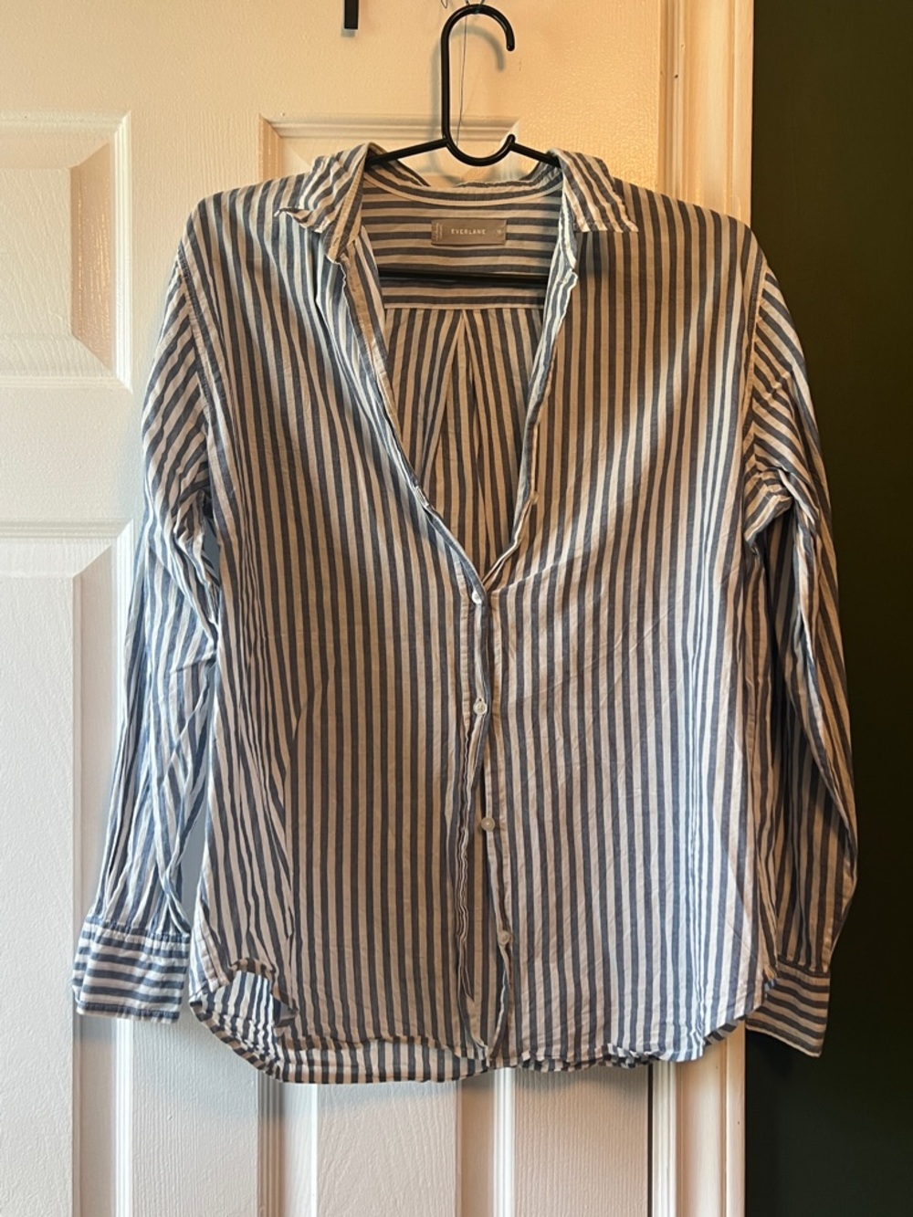 Everlane Blue and White Striped Button-Down Shirt